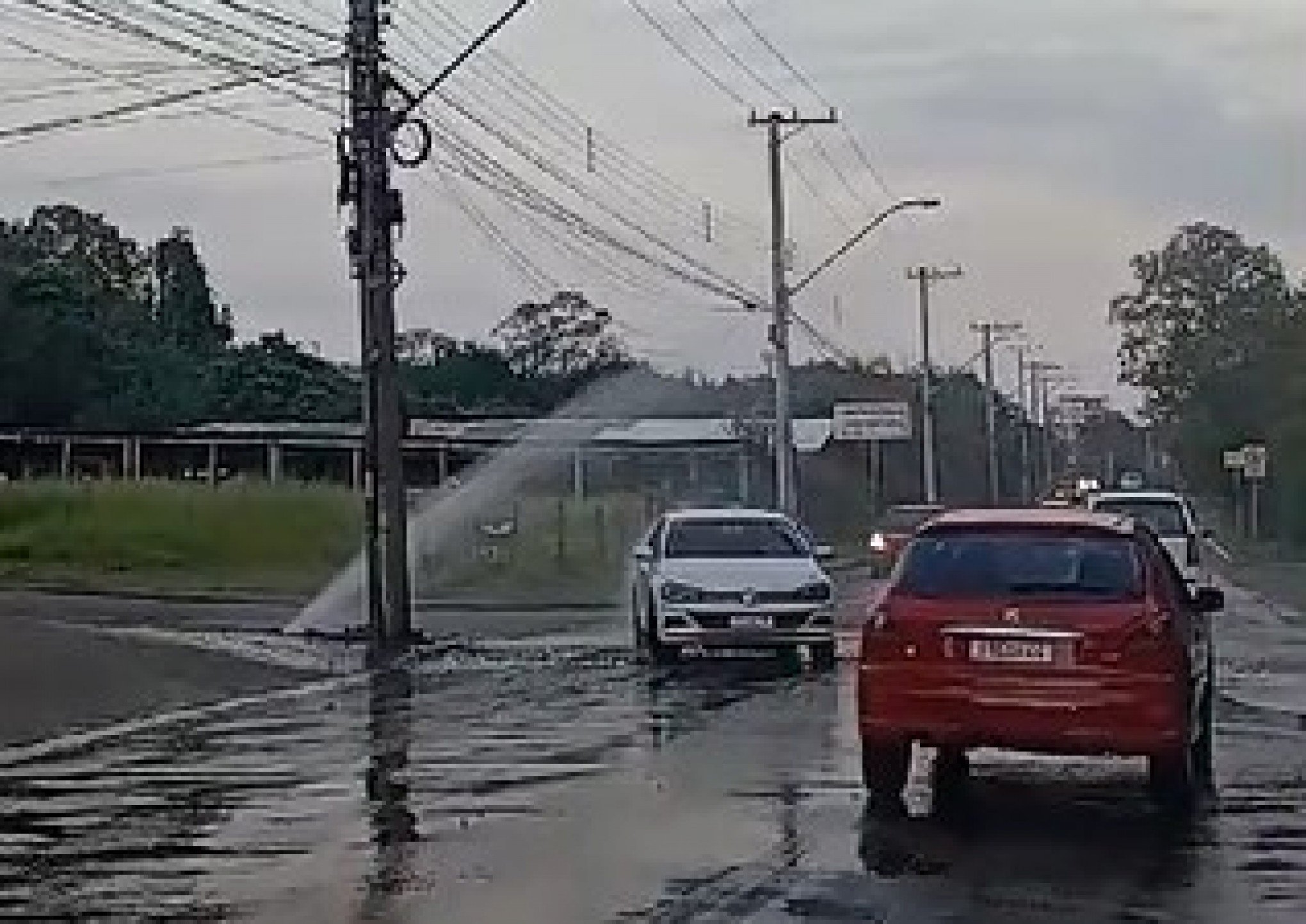 Rompimento de rede de água dá "banho" em carros em Novo Hamburgo