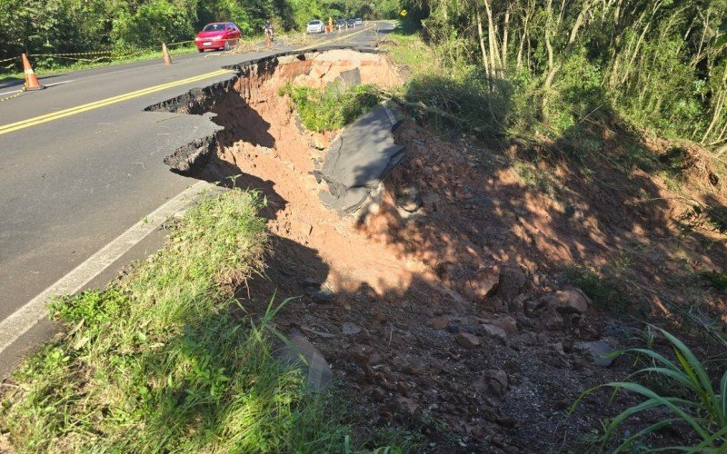 Erosão do solo atinge km 25 da RS-115, entre Três Coroas e Gramado