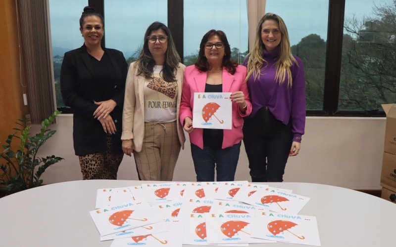 Janice Piasson e Larissa Schneider (nas pontas) representando o Grupo Sinos, diretora de Administração da Smed, Alessandra Machado e a secretária Maristela Guasselli | abc+