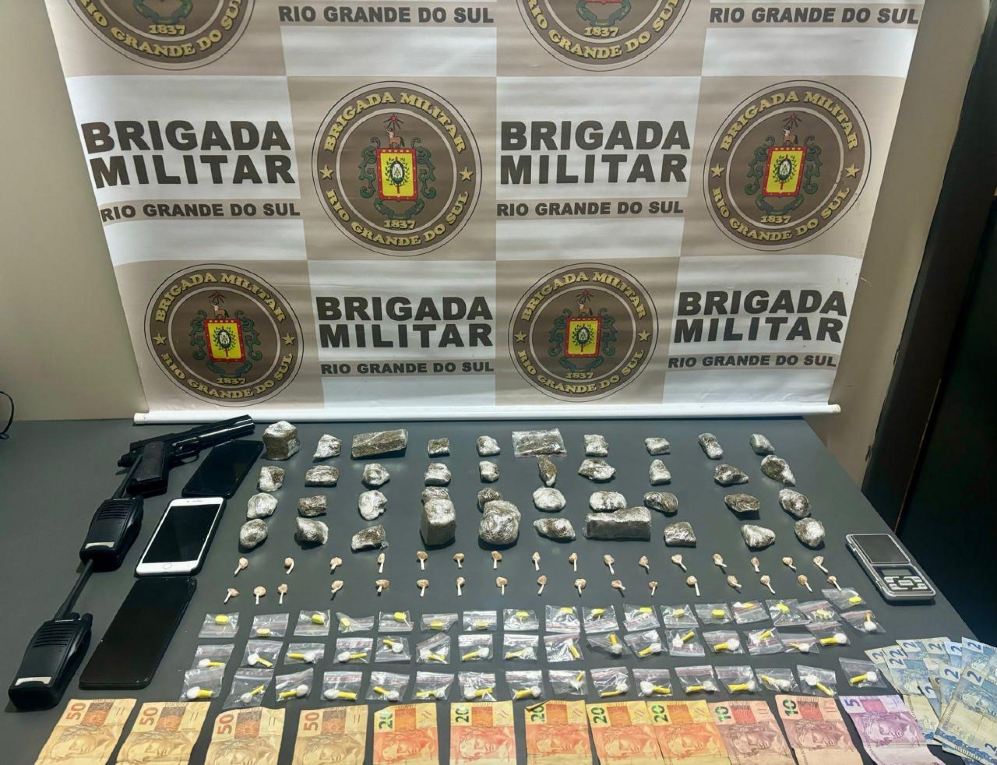 Homem com mais de 120 porções de droga é preso em Gramado