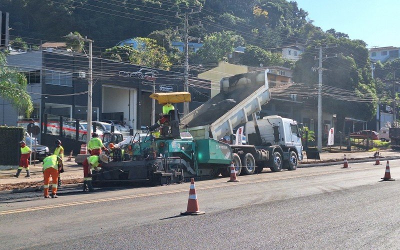 Pavimentação do terreno com asfalto quente foi concluído nesta semana