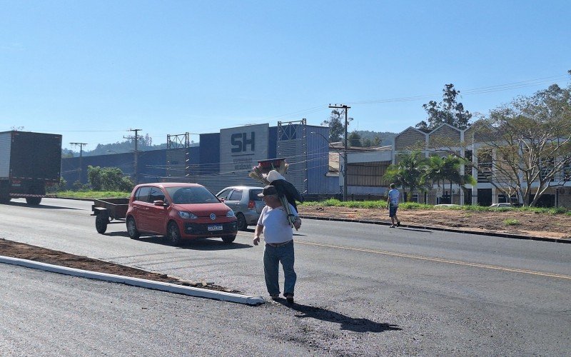 Vendedor autônomo reivindica instalação de passarelas no trecho da morte