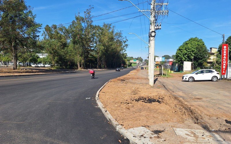 Comerciante pede a pavimentação de área para acesso local a estabelecimentos comerciais com bloquetos de concreto