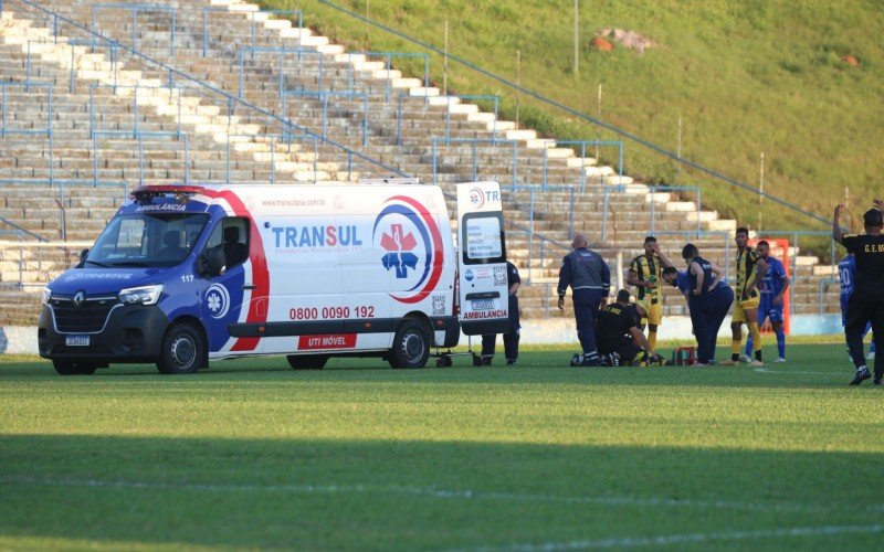 Ambulância em campo para retirar o jogador Vinicius Santos, do Bagé | abc+