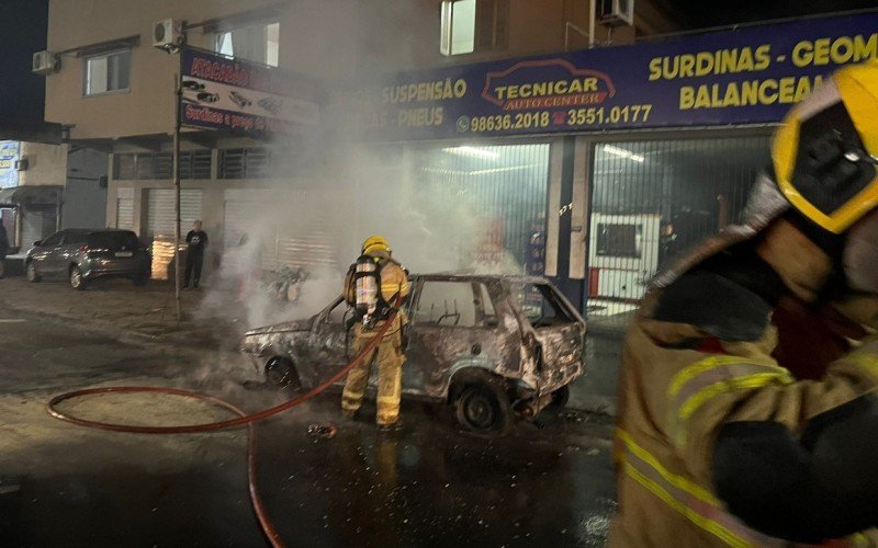 Bombeiros combateram o incêndio no veículo