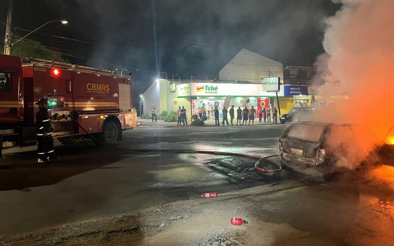 Bombeiros combateram o incêndio no veículo