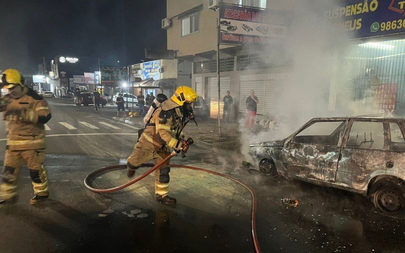 Bombeiros combateram o incêndio no veículo