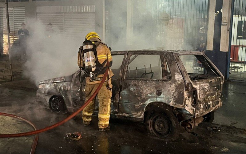 Bombeiros combateram o incêndio no veículo | abc+