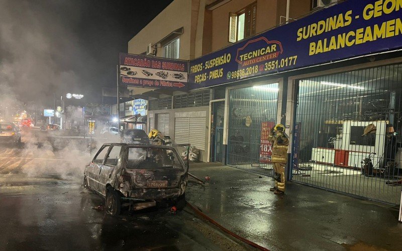 Bombeiros combateram o incêndio no veículo