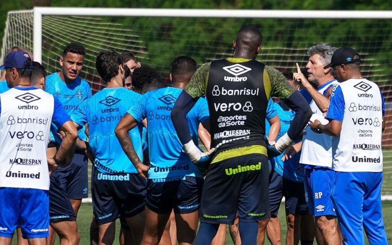 Jogadores gremistas ouvem o técnico Renato Gaúcho | abc+