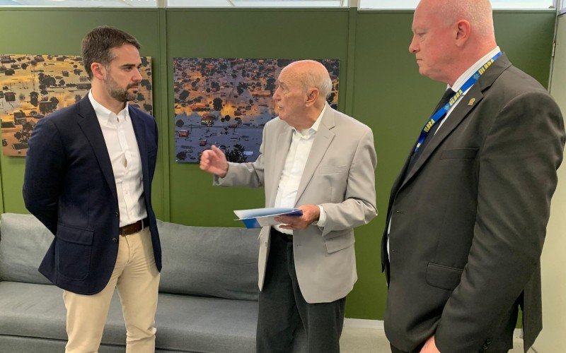 Gusmão entregou convites ao ministro extraordinário
Paulo Pimenta e ao ex-deputado Ronaldo Zulke