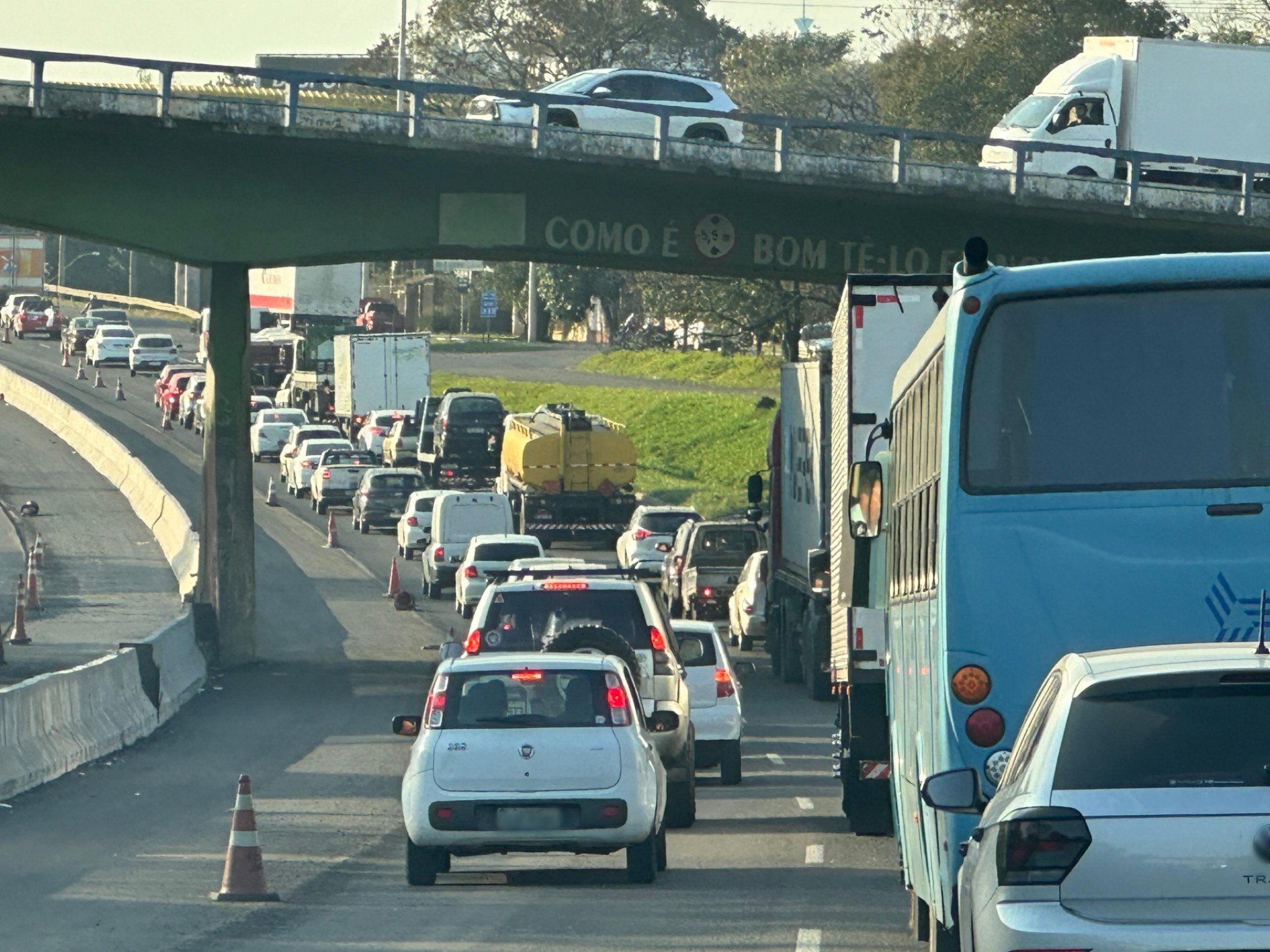 BR-116: Congestionamento de até 4 quilômetros desafia motoristas nesta quarta-feira; confira os pontos