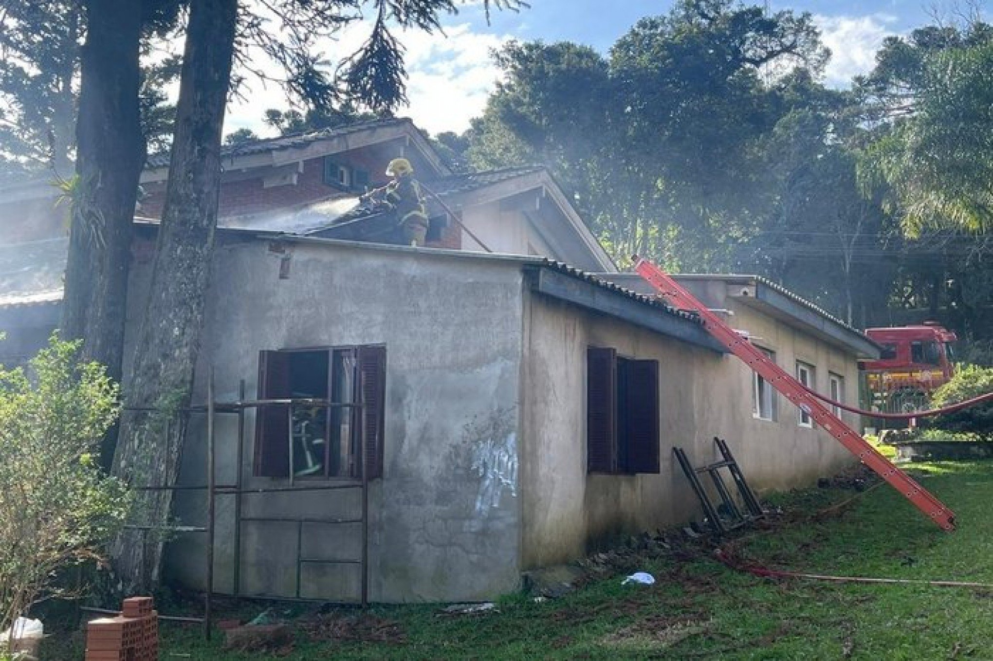 Explosão de botijão de gás destrói parte de casa que abriga crianças na Serra gaúcha