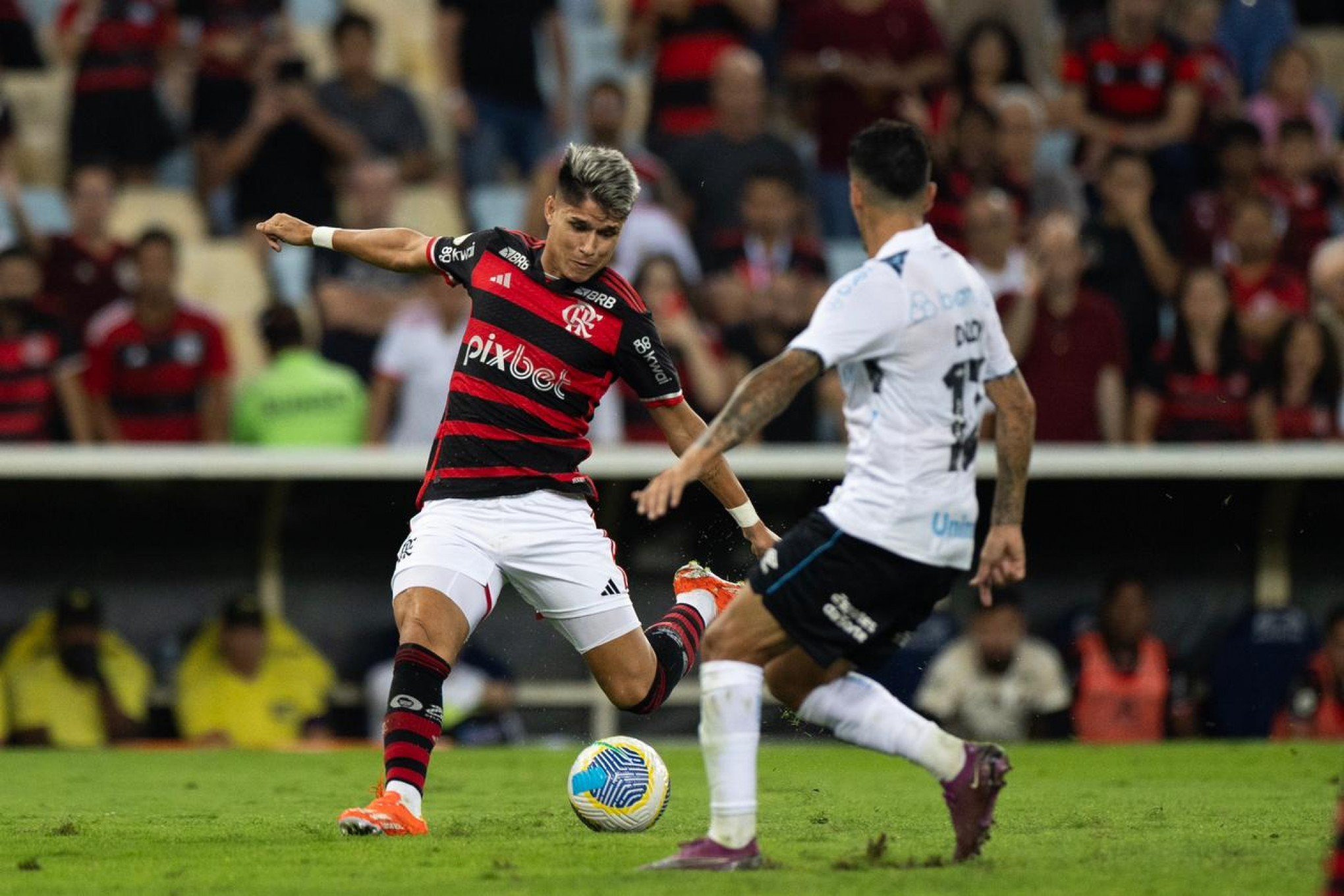 Edenílson marca no fim, mas não evita derrota do Grêmio para o Flamengo no Maracanã