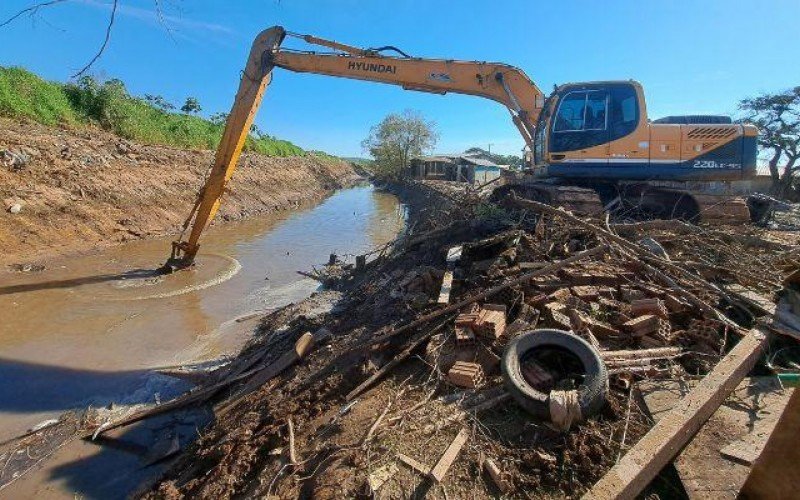 Escavadeira hidráulica estragou no mesmo dia em que iniciou a limpeza do arroio | abc+