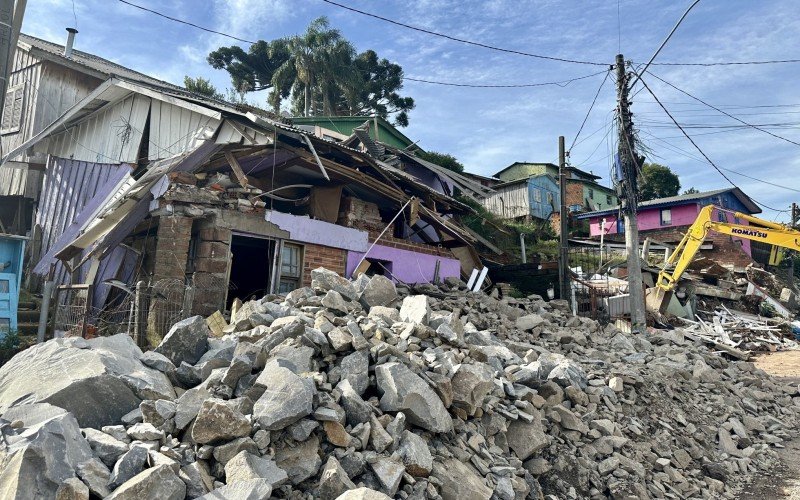 Equipes iniciam retirada de bens materiais de casas colapsadas no bairro Piratini, em Gramado