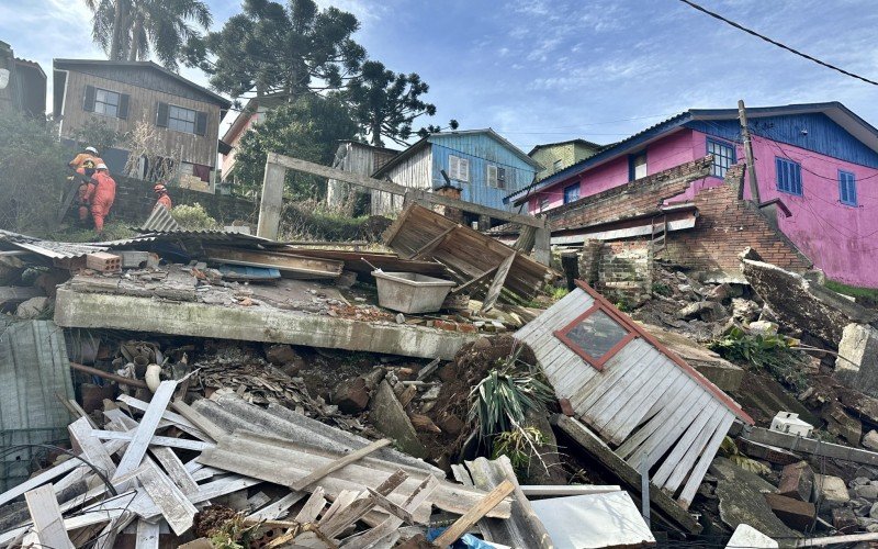 Casas colapsadas no bairro Piratini, em Gramado