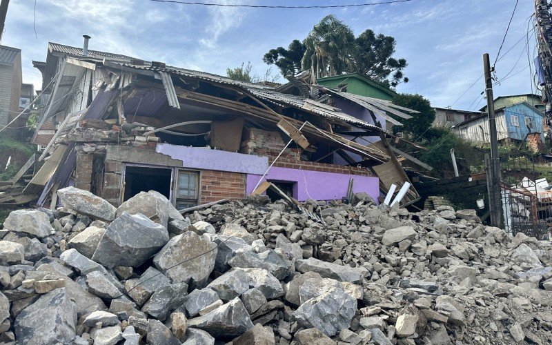 Equipes iniciam retirada de bens materiais de casas colapsadas no bairro Piratini, em Gramado