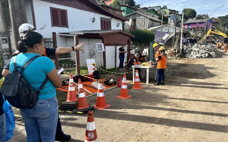 Equipes iniciam retirada de bens materiais de casas colapsadas no bairro Piratini, em Gramado