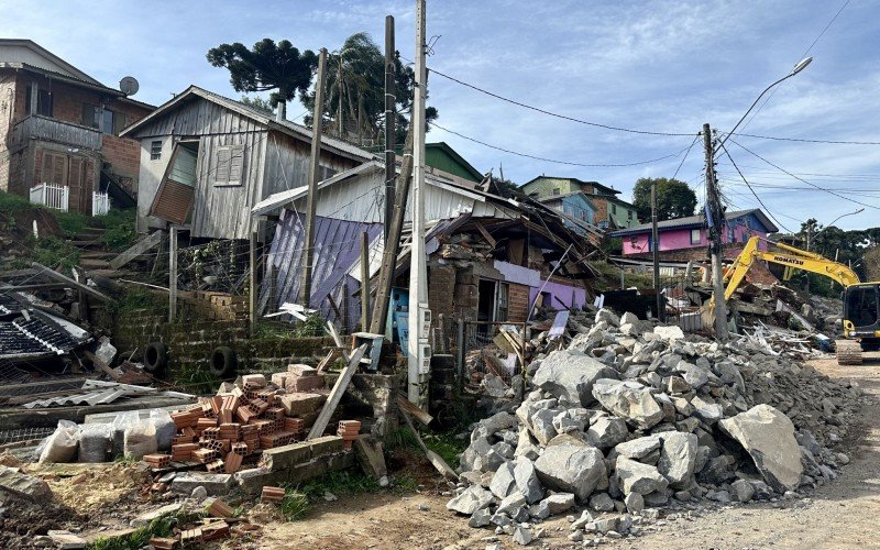 Casas colapsadas no bairro Piratini, em Gramado