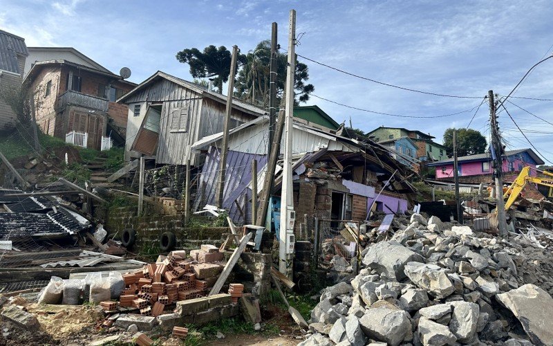 Equipes iniciam retirada de bens materiais de casas colapsadas no bairro Piratini, em Gramado