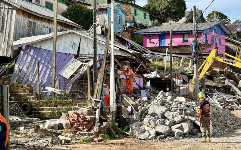 Equipes iniciam retirada de bens materiais de casas colapsadas no bairro Piratini, em Gramado