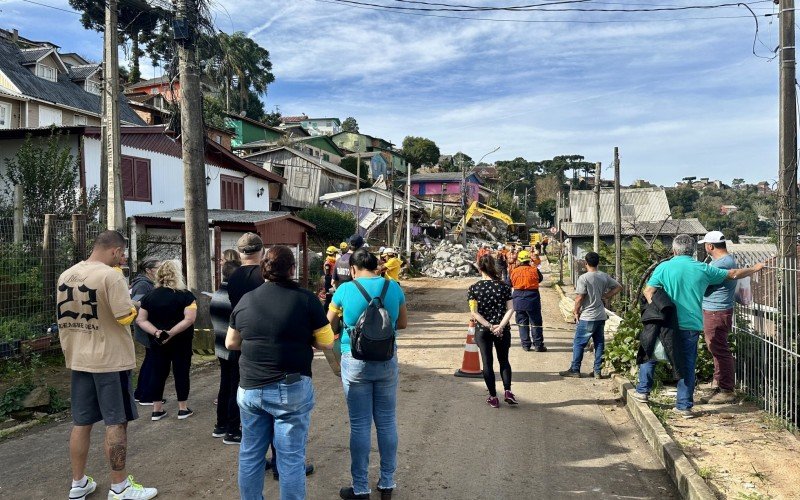 Moradores da Rua Guilherme Dal Ri acompanharam a operação, na tarde da quinta-feira