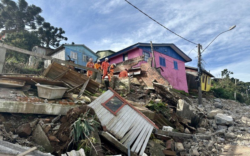 Equipes iniciam retirada de bens materiais de casas colapsadas no bairro Piratini, em Gramado