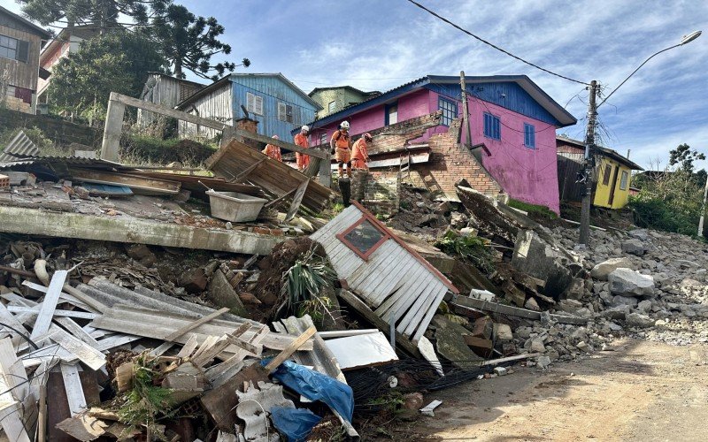 Equipes iniciam retirada de bens materiais de casas colapsadas no bairro Piratini, em Gramado