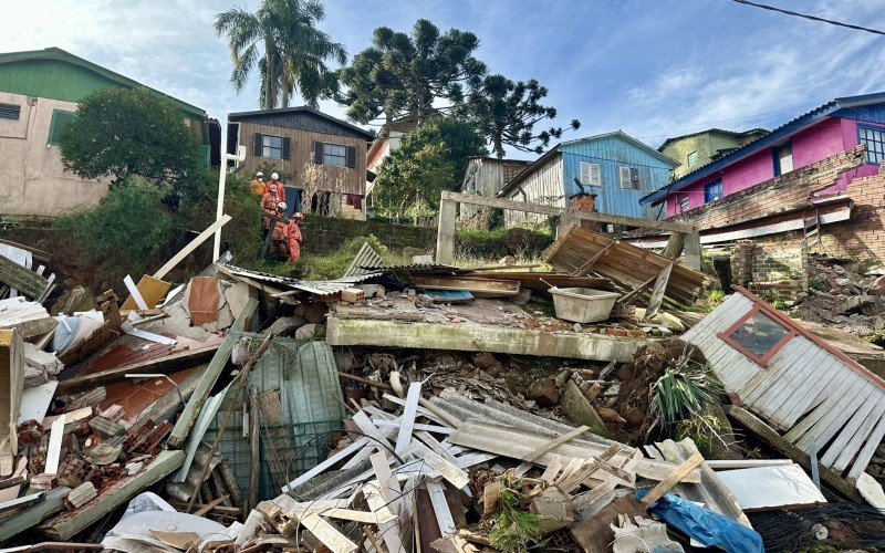 Equipes iniciam retirada de bens materiais de casas colapsadas no bairro Piratini, em Gramado