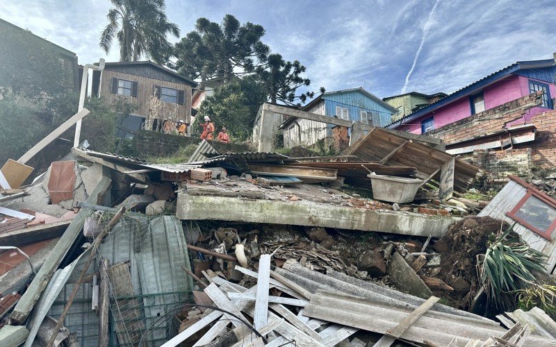 Equipes iniciam retirada de bens materiais de casas colapsadas no bairro Piratini, em Gramado