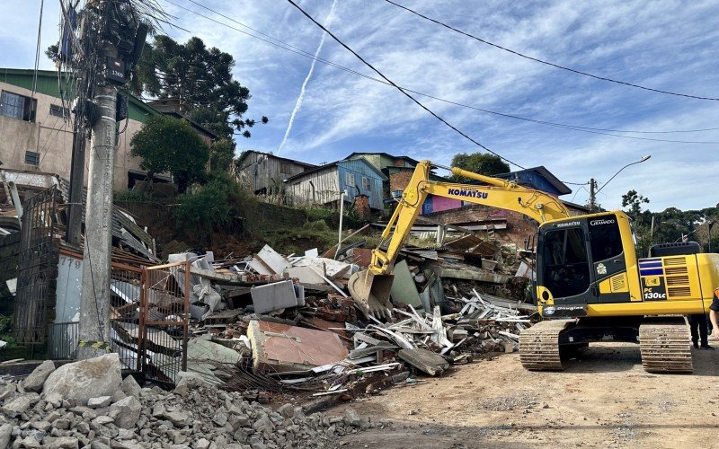 Equipes iniciam retirada de bens materiais de casas colapsadas no bairro Piratini, em Gramado