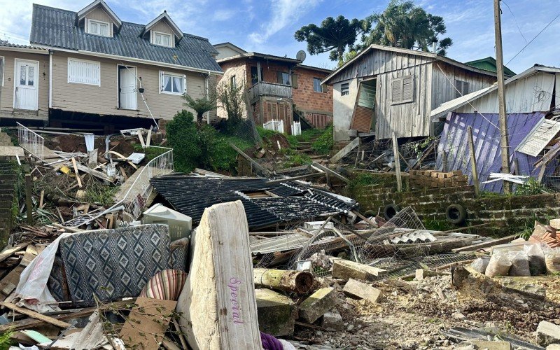 Equipes iniciam retirada de bens materiais de casas colapsadas no bairro Piratini, em Gramado