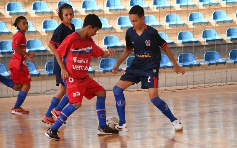 Oito partidas vão acontecer no Ginásio Municipal Agostinho Cavasotto neste domingo pela 18ª Copa Feevale de Futsal/Smel NH | abc+