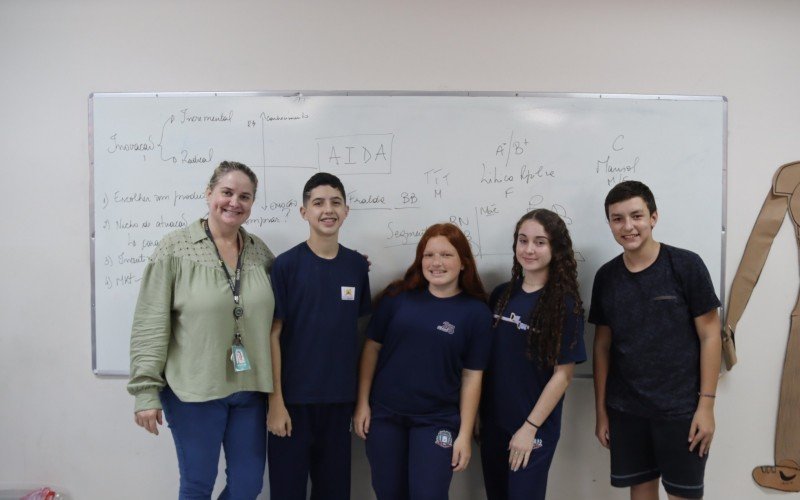 Professora Jaqueline, João, Andrieli, Tabatha e Vitor