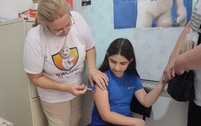 Ana Carolina Almeida, de 10 anos, se vacinou contra a dengue nesta quinta-feira (13) | abc+