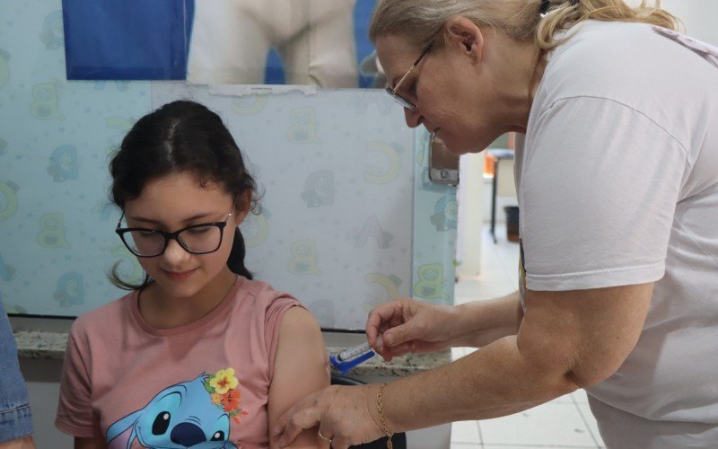 Cristal Yasmin Panitz, de 11 anos, se vacinou contra a dengue nesta quinta-feira (13) | abc+