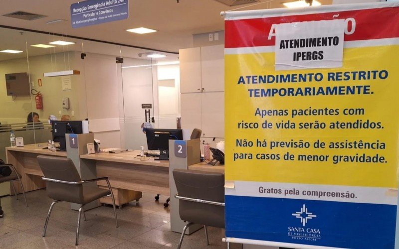 Cartaz informa sobre a suspensão dos atendimentos, sem previsão de retorno