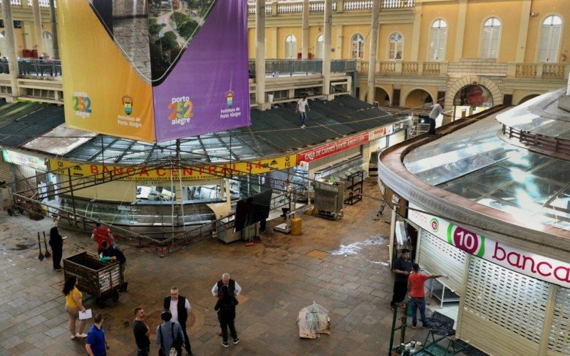 Trabalho é intenso no Mercado Público nesta quinta-feira (13), visando a reabertura parcial nesta sexta-feira (14)