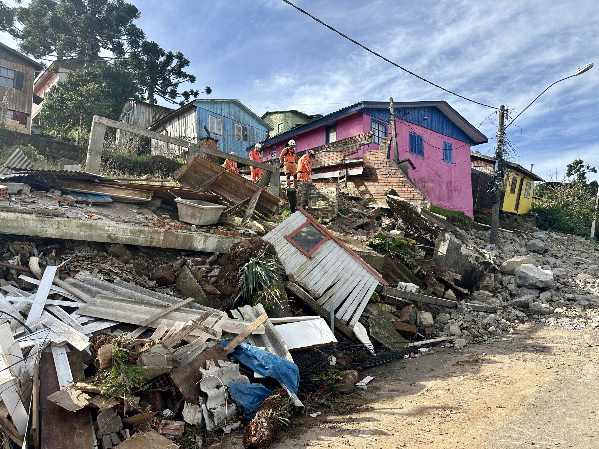 Operação para retirar bens das casas de moradores do bairro Piratini começa a ser realizada; veja fotos do local