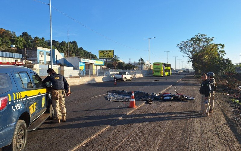 Testemunhas afirmam que motociclista caiu sobre a pista da BR-116 e foi atropelado pelo caminhão