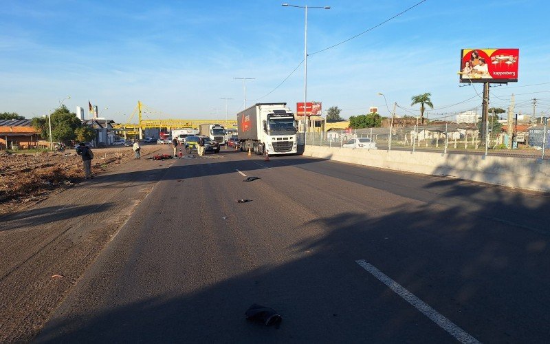 Testemunhas afirmam que motociclista caiu sobre a pista da BR-116 e foi atropelado pelo caminhão