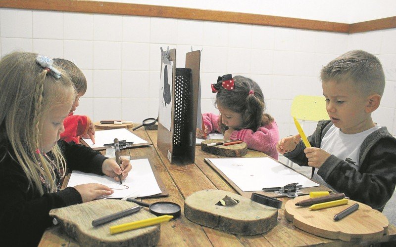 Os alunos Isabella, Otto, Helena e Theo Fernandes na sessão | abc+