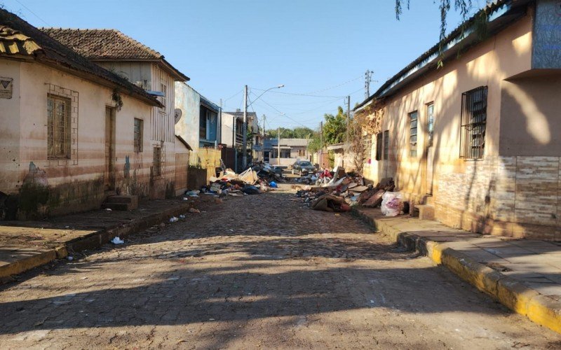 Ainda há muito entulho nas ruas, como nas travessas da Avenida Caxias do Sul, no bairro Rio dos Sinos