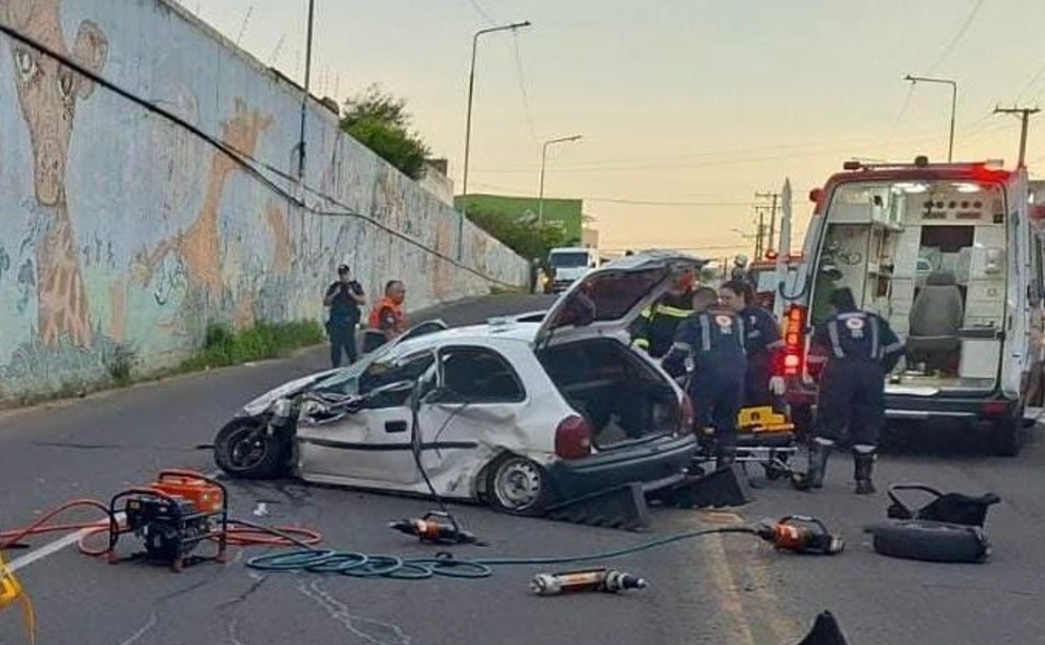 Motorista fica ferido em acidente entre carro e micro-ônibus no túnel de Sapucaia do Sul