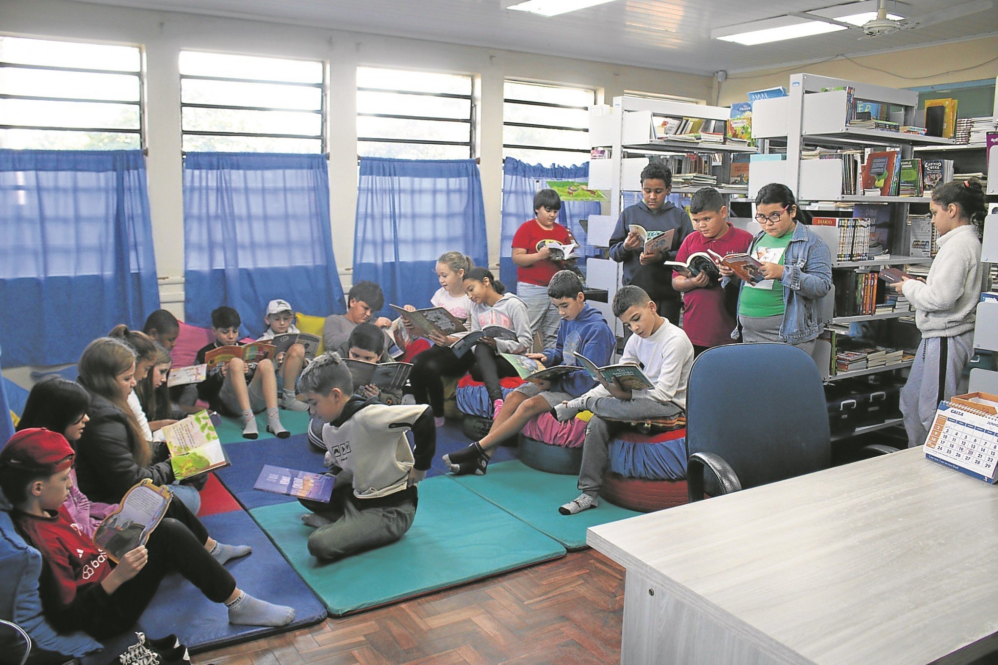 Uma biblioteca repleta de novos livros na Emeb Jorge Ewaldo Koch