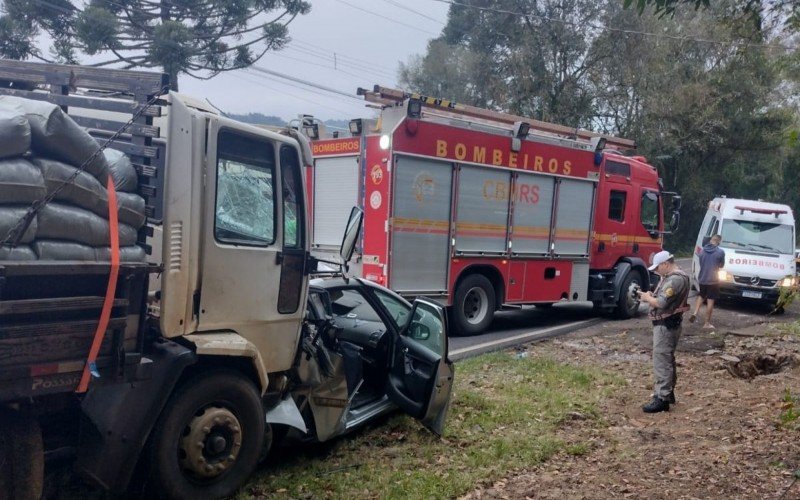 Caminhão atinge carro próximo à praça de pedágio de Gramado