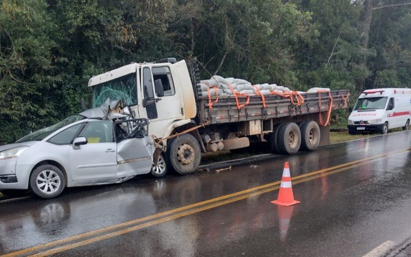 Carro foi atingido por caminhão na tarde de sábado  | abc+