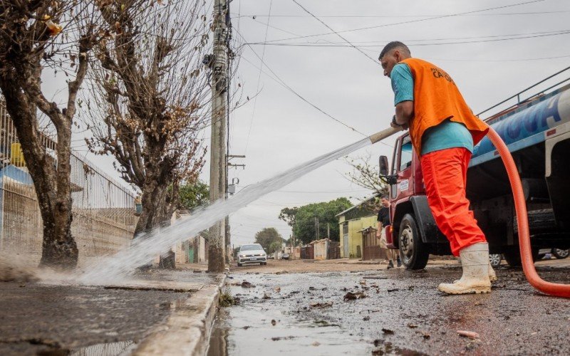 Limpeza de bocas de lobo é prioridade do mutirão, segundo o prefeito Jairo Jorge