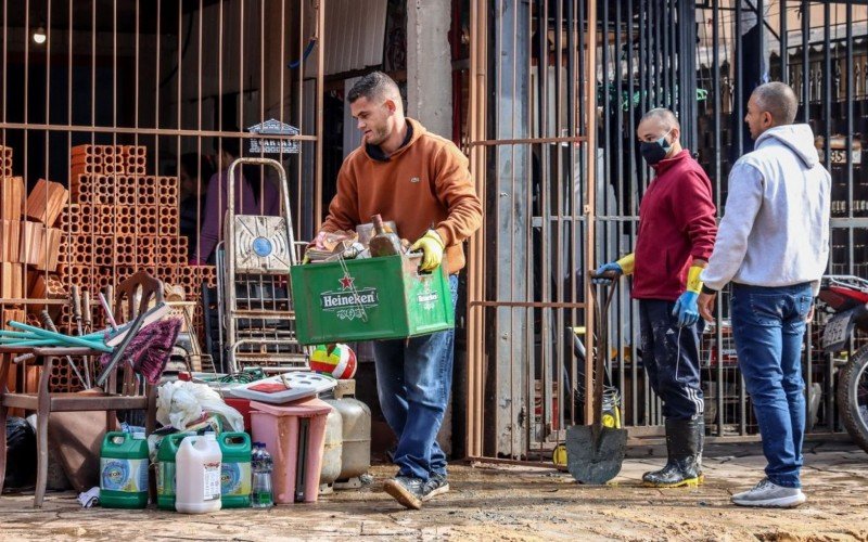 Enchentes paralisaram 63% das indústrias gaúchas, revela pesquisa